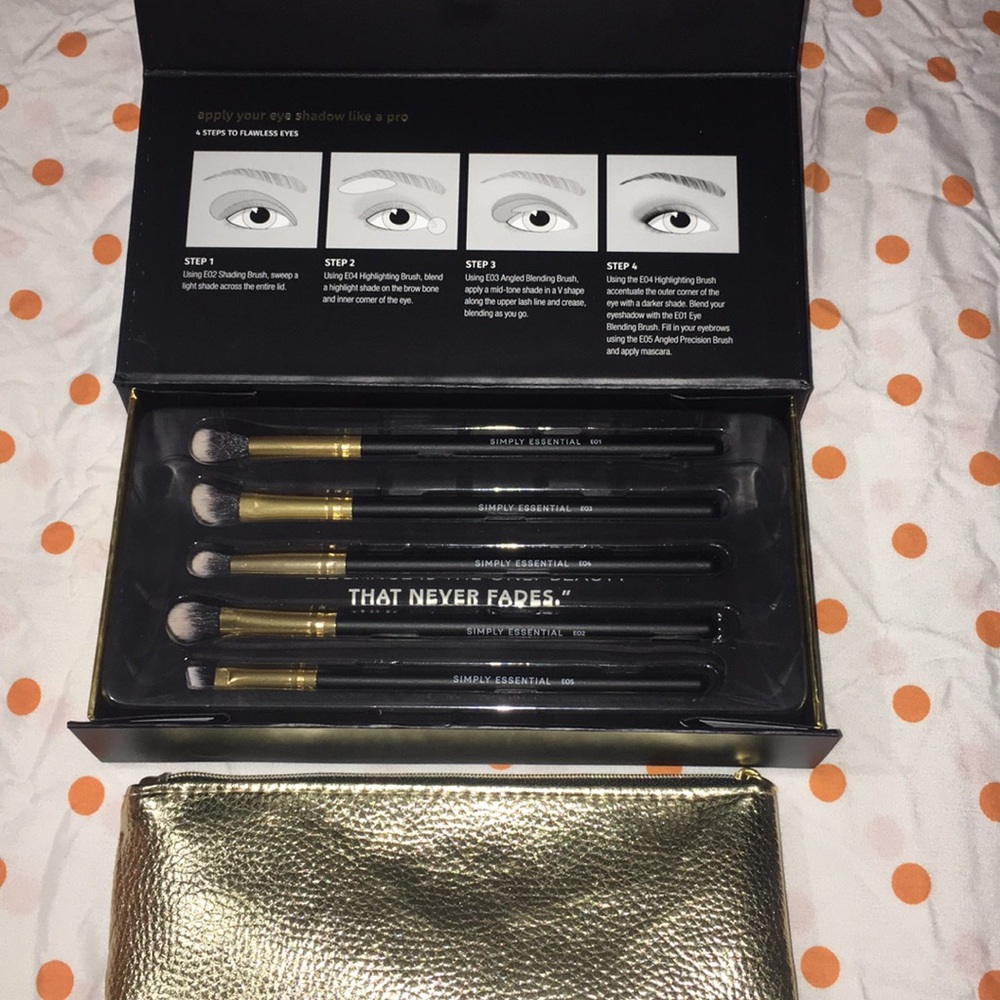 Must have ultimate eye  brush set +pouch